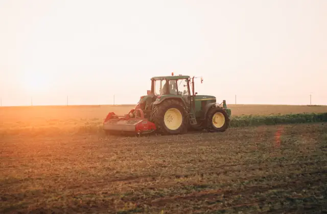 Tractor AgroFarm echipat cu utilaje agricole