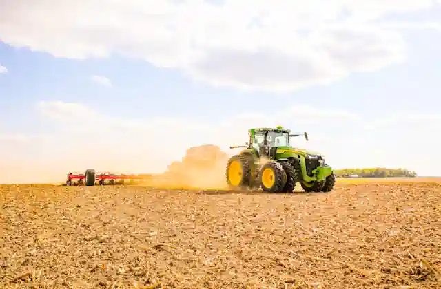Tractoare AgroFarm cu utilaje compatibile