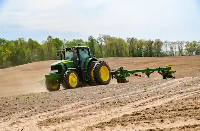 Tractor AgroFarm 4x4 pe teren dificil