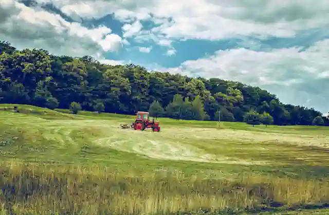 Tractor AgroFarm 4x4 pe câmp