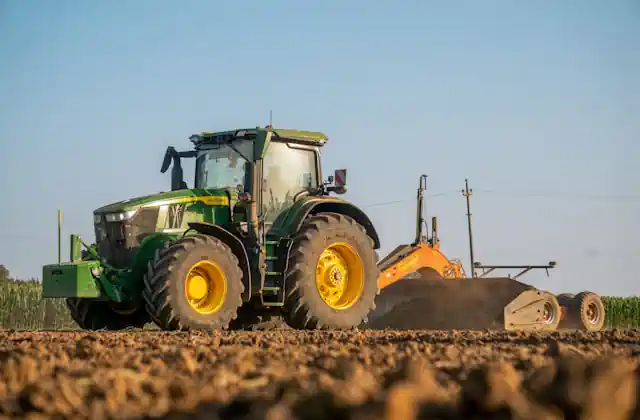 Tractor AgroFarm și utilaje agricole moderne
