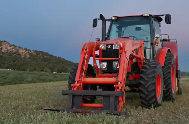 Tractor AgroFarm cu încărcător frontal